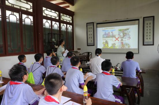 倡导文明旅游，争做文明游客—千里之行始于足下、文明之行始于心中