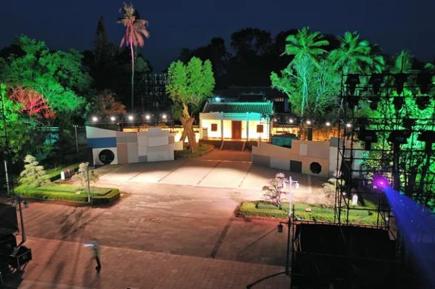 流光溢彩！沉浸式文旅演出《男神东坡》进行灯光调试